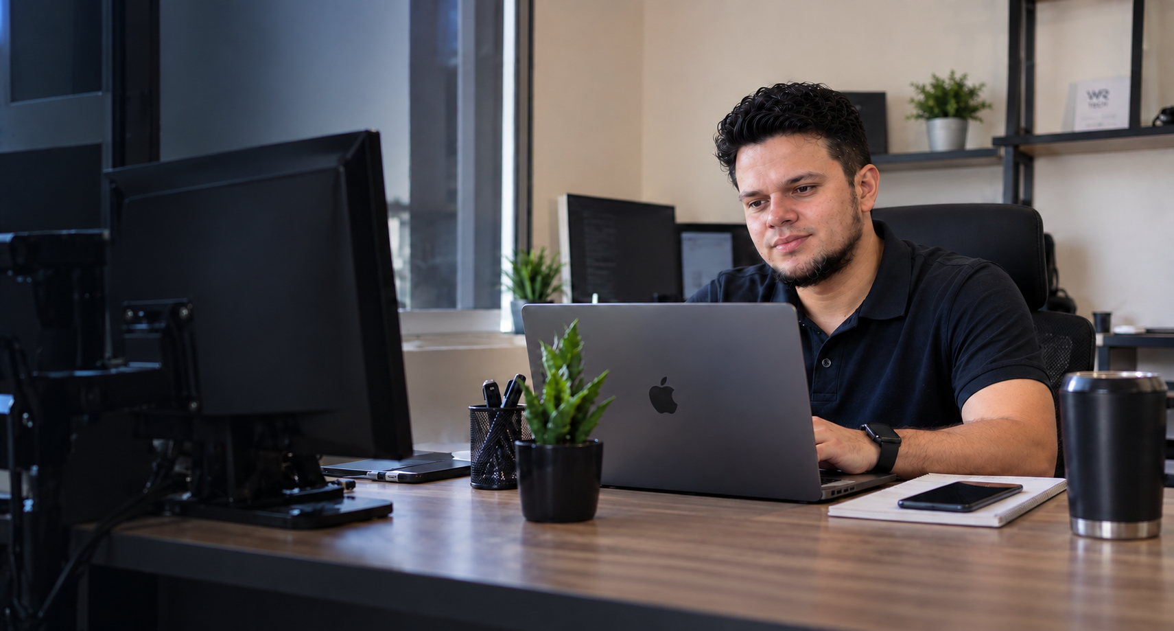 William Rodríguez trabajando frente a una computadora